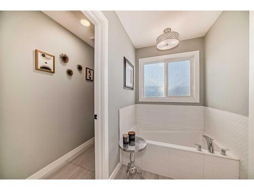 136 Creekstone Square Sw, Calgary, AB - Indoor Photo Showing Bathroom