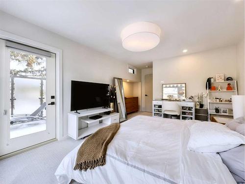 2614 17 Street Sw, Calgary, AB - Indoor Photo Showing Bedroom