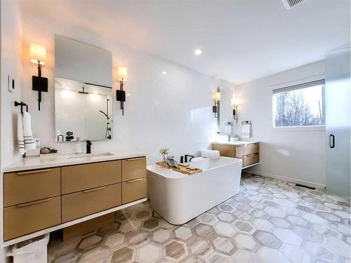 2614 17 Street Sw, Calgary, AB - Indoor Photo Showing Bathroom