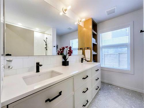 2614 17 Street Sw, Calgary, AB - Indoor Photo Showing Bathroom