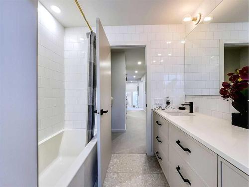 2614 17 Street Sw, Calgary, AB - Indoor Photo Showing Bathroom