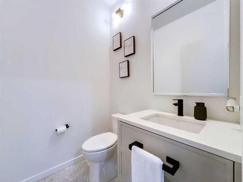 2614 17 Street Sw, Calgary, AB - Indoor Photo Showing Bathroom