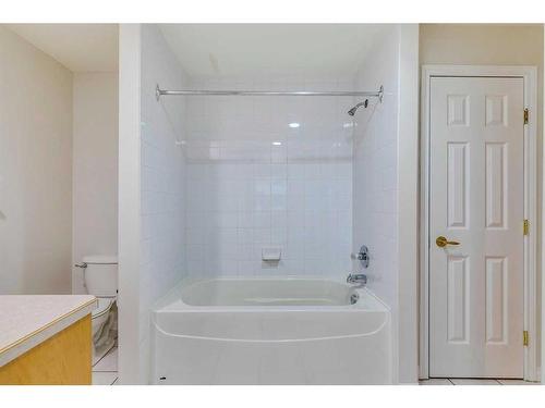 208-495 78 Avenue Sw, Calgary, AB - Indoor Photo Showing Bathroom