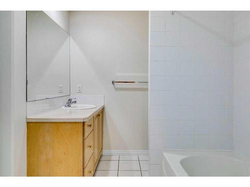 208-495 78 Avenue Sw, Calgary, AB - Indoor Photo Showing Bathroom