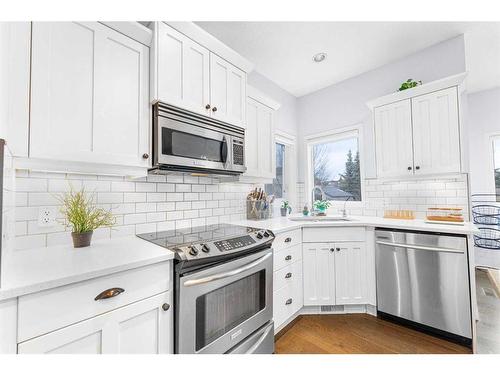 108 West Pointe Manor, Cochrane, AB - Indoor Photo Showing Kitchen With Upgraded Kitchen