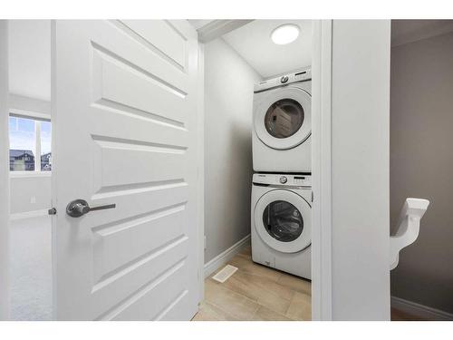 368 Creekrun Crescent Sw, Airdrie, AB - Indoor Photo Showing Laundry Room