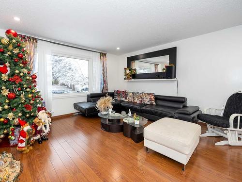 1416 Mardale Drive Ne, Calgary, AB - Indoor Photo Showing Living Room