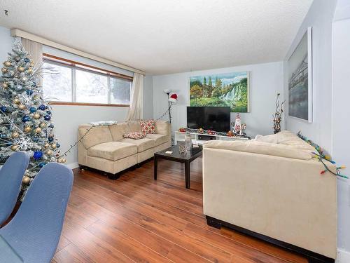 1416 Mardale Drive Ne, Calgary, AB - Indoor Photo Showing Living Room