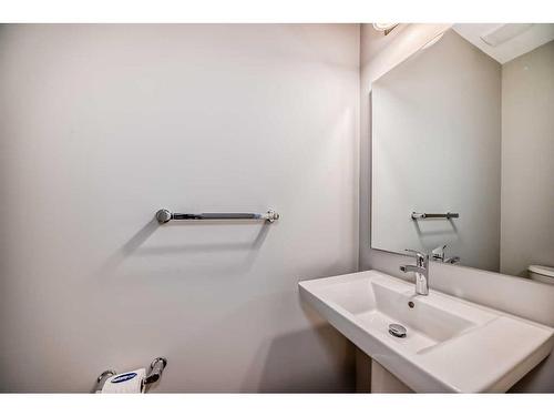 27 Cityline Heath Ne, Calgary, AB - Indoor Photo Showing Bathroom