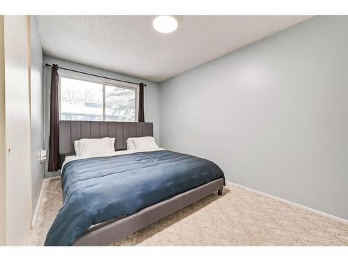 52-251 90 Avenue Sw, Calgary, AB - Indoor Photo Showing Bedroom