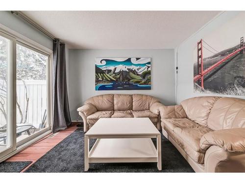 52-251 90 Avenue Sw, Calgary, AB - Indoor Photo Showing Living Room