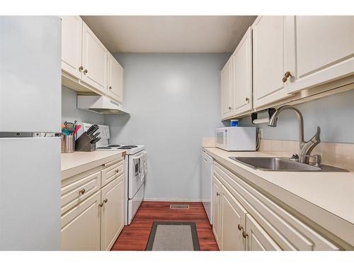 52-251 90 Avenue Sw, Calgary, AB - Indoor Photo Showing Kitchen