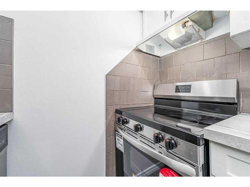 12-287 Southampton Drive Sw, Calgary, AB - Indoor Photo Showing Kitchen