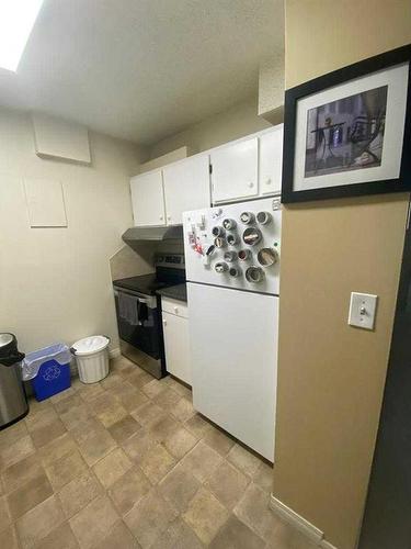 105-4944 Dalton Drive Nw, Calgary, AB - Indoor Photo Showing Kitchen