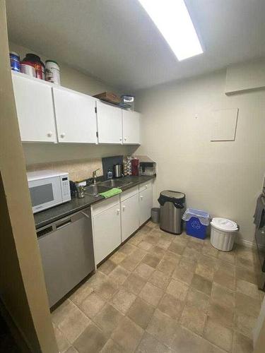 105-4944 Dalton Drive Nw, Calgary, AB - Indoor Photo Showing Kitchen