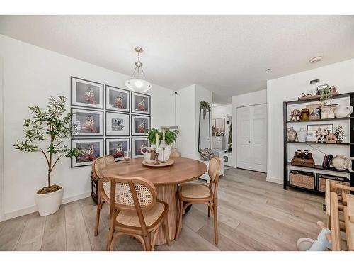 1130-8 Bridlecrest Drive Sw, Calgary, AB - Indoor Photo Showing Dining Room