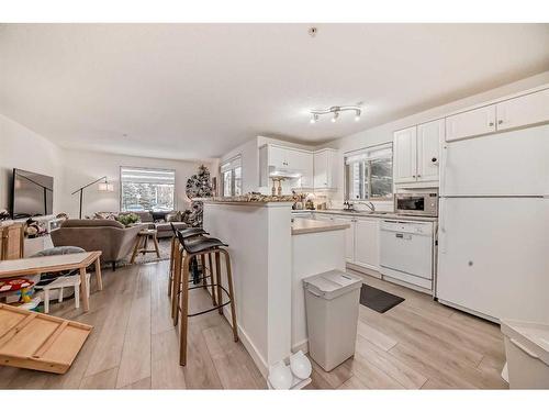 1130-8 Bridlecrest Drive Sw, Calgary, AB - Indoor Photo Showing Kitchen