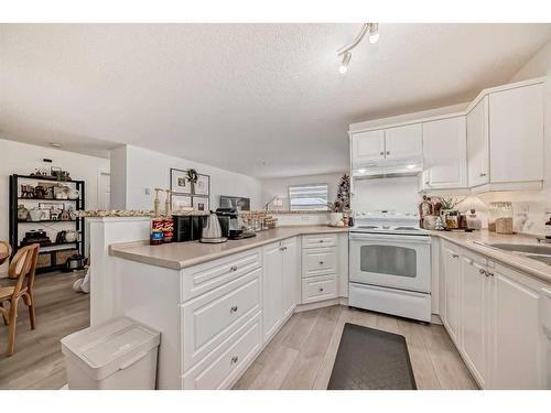 1130-8 Bridlecrest Drive Sw, Calgary, AB - Indoor Photo Showing Kitchen