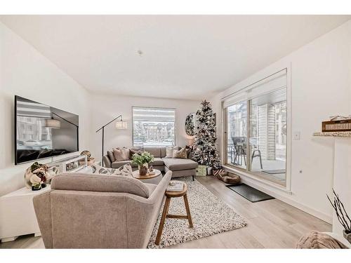 1130-8 Bridlecrest Drive Sw, Calgary, AB - Indoor Photo Showing Living Room