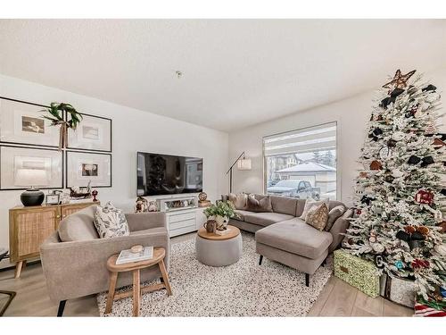 1130-8 Bridlecrest Drive Sw, Calgary, AB - Indoor Photo Showing Living Room