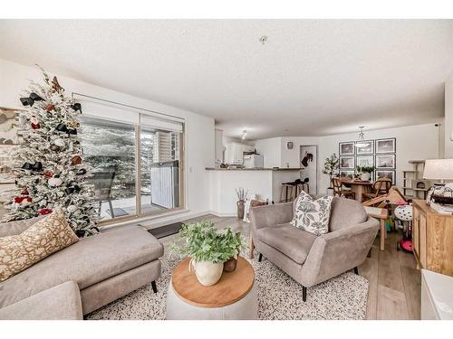 1130-8 Bridlecrest Drive Sw, Calgary, AB - Indoor Photo Showing Living Room