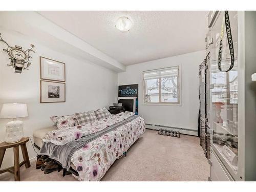 1130-8 Bridlecrest Drive Sw, Calgary, AB - Indoor Photo Showing Bedroom