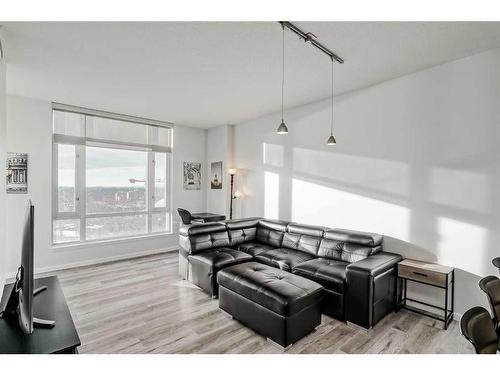 1807-210 15 Avenue Se, Calgary, AB - Indoor Photo Showing Living Room