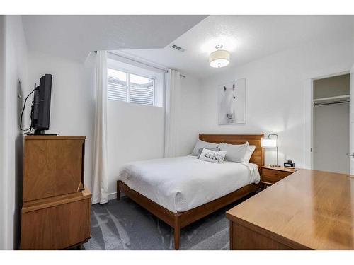 110 Cougarstone Terrace Sw, Calgary, AB - Indoor Photo Showing Bedroom