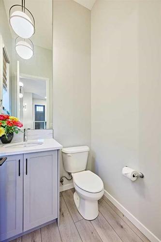 565 Marine Drive Se, Calgary, AB - Indoor Photo Showing Bathroom