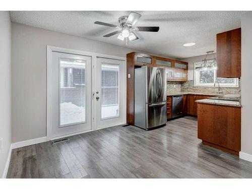 32 Castleridge Road Ne, Calgary, AB - Indoor Photo Showing Kitchen