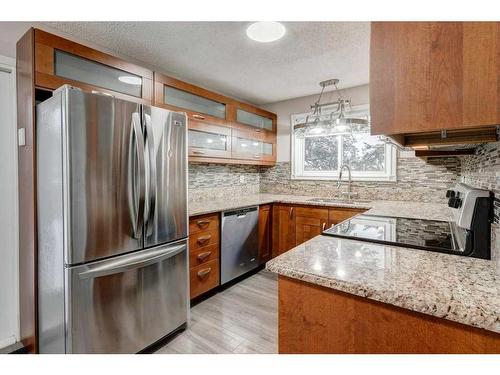 32 Castleridge Road Ne, Calgary, AB - Indoor Photo Showing Kitchen