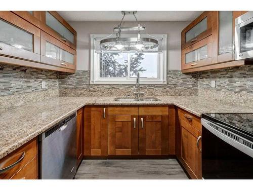 32 Castleridge Road Ne, Calgary, AB - Indoor Photo Showing Kitchen