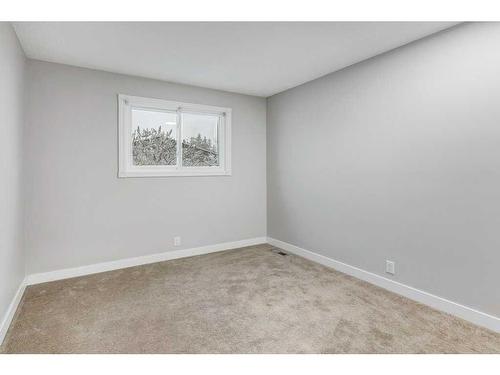 32 Castleridge Road Ne, Calgary, AB - Indoor Photo Showing Other Room