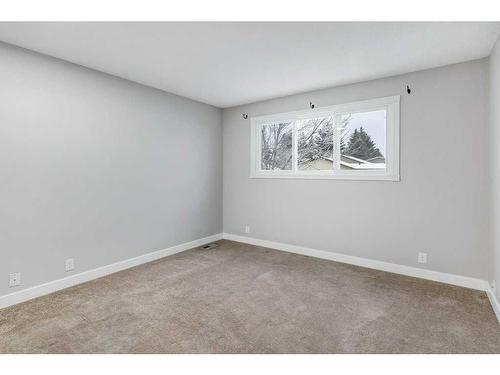 32 Castleridge Road Ne, Calgary, AB - Indoor Photo Showing Other Room