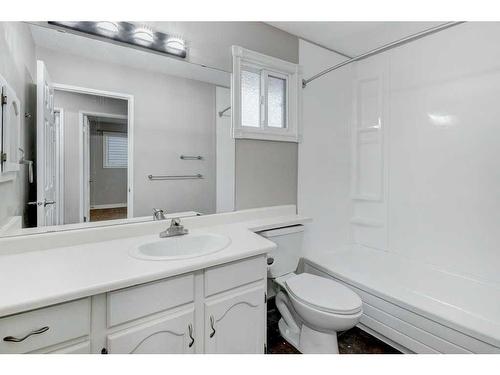 32 Castleridge Road Ne, Calgary, AB - Indoor Photo Showing Bathroom