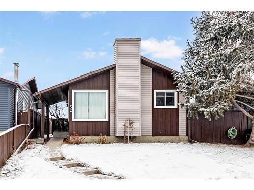 32 Castleridge Road Ne, Calgary, AB - Outdoor With Exterior