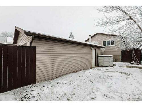 32 Castleridge Road Ne, Calgary, AB - Outdoor With Exterior