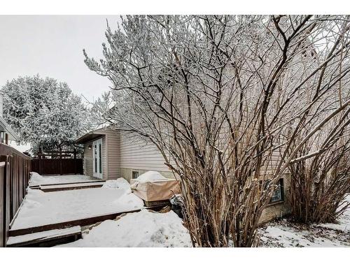 32 Castleridge Road Ne, Calgary, AB - Outdoor