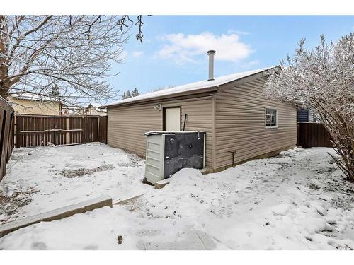 32 Castleridge Road Ne, Calgary, AB - Outdoor With Exterior