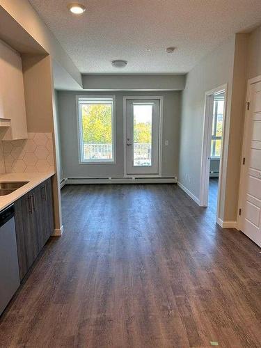 209-1605 17 Street Se, Calgary, AB - Indoor Photo Showing Kitchen