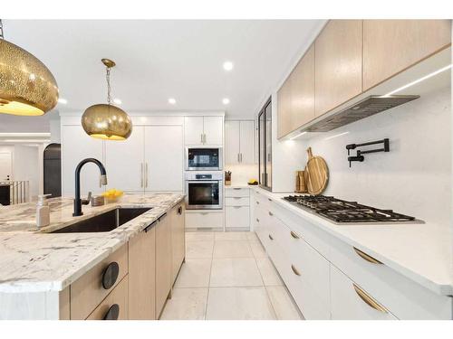 131 Canterbury Court Sw, Calgary, AB - Indoor Photo Showing Kitchen With Upgraded Kitchen