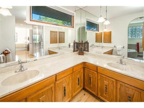 16 Silver Creek Place Nw, Calgary, AB - Indoor Photo Showing Bathroom