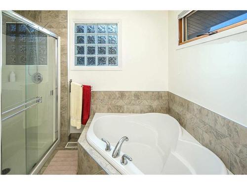 16 Silver Creek Place Nw, Calgary, AB - Indoor Photo Showing Bathroom