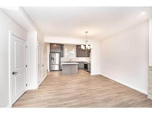 572 Baywater Manor Sw, Airdrie, AB - Indoor Photo Showing Kitchen