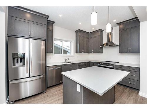 572 Baywater Manor Sw, Airdrie, AB - Indoor Photo Showing Kitchen With Double Sink With Upgraded Kitchen