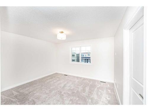 572 Baywater Manor Sw, Airdrie, AB - Indoor Photo Showing Other Room