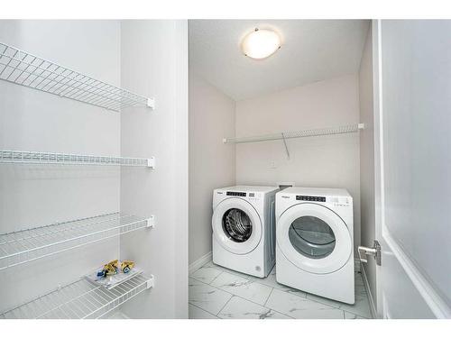 572 Baywater Manor Sw, Airdrie, AB - Indoor Photo Showing Laundry Room