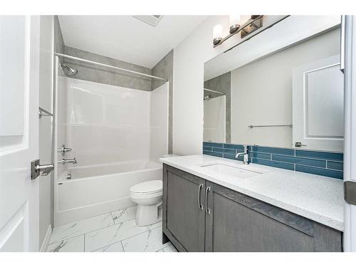 572 Baywater Manor Sw, Airdrie, AB - Indoor Photo Showing Bathroom