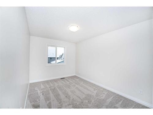 572 Baywater Manor Sw, Airdrie, AB - Indoor Photo Showing Other Room