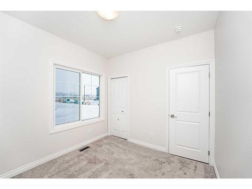 572 Baywater Manor Sw, Airdrie, AB - Indoor Photo Showing Other Room